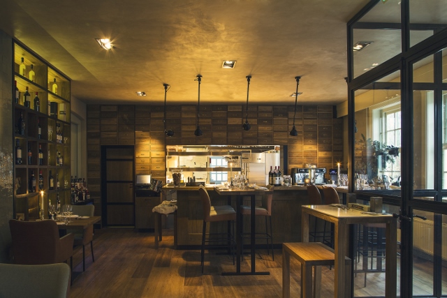 Conferentiehotel Landgoed Rhederoord.
Duoplanken gerookt & naturel geolied.
19x235mm.
Behandeld met osmo mat 3062.
